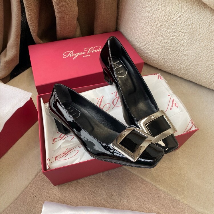 로저비비에 벨 메탈버클 펌프스