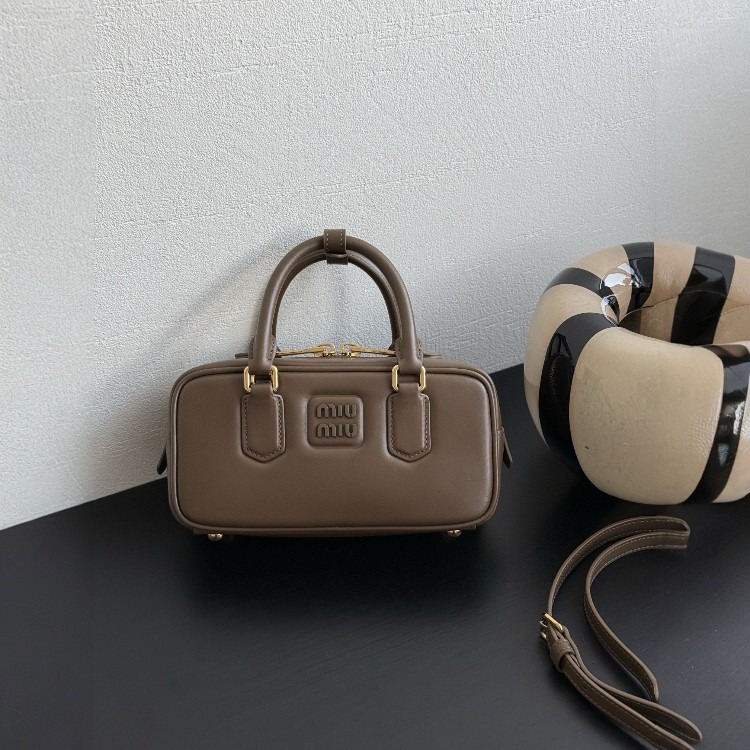 미우미우 아르카디 레더 레귤러 백 툰드라