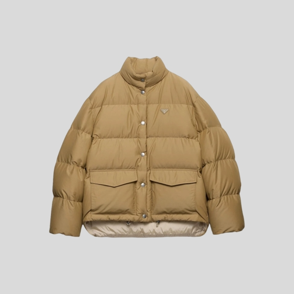 프라다 미디움 웨이트 테크니컬 패브릭 다운 자켓 코르크 베이지